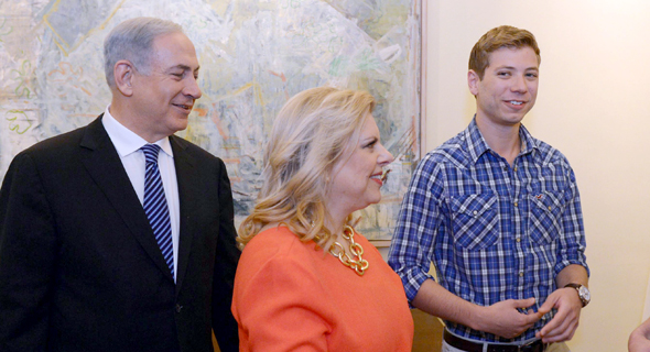 ראש הממשלה בנימין נתניהו (משמאל) עם רעייתו שרה ובנם יאיר