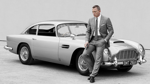ג'יימס בונד בגילומו של דניאל קרייג עם מכונית אסטון מרטין