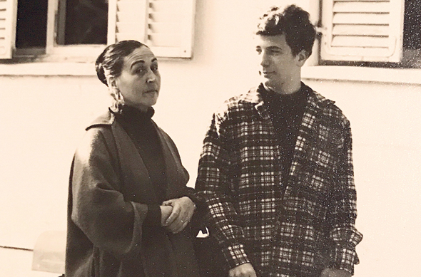 1967. רון ארד בן ה־16 עם אמו, הציירת אסתר פרץ־ארד, בתל אביב