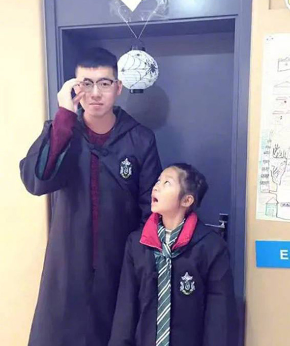 הילדה והמורה שלה, שכתבה עליו שהוא "גבר שמנוני בגיל העבודה", צילום: weibo