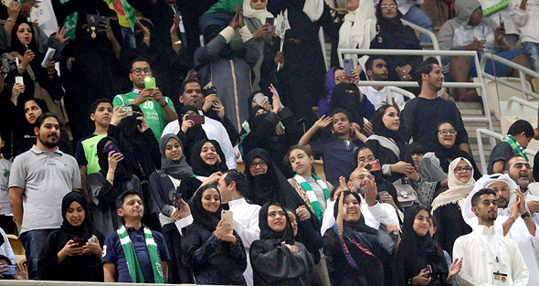 נשים סעודיות צופות במשחק כדורגל לראשונה אי פעם, צילום: אי פי איי
