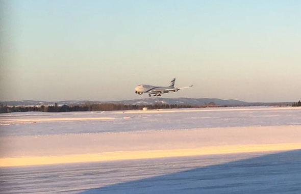 מטוס החילוץ נוחת בקנדה. 11 שעות המתנה בקור מקפיא, צילום: יח"צ
