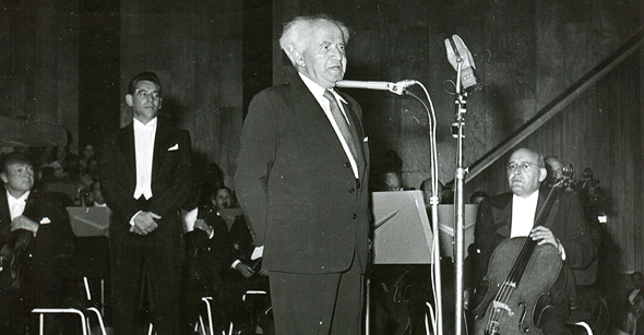בן גוריון נואם באירוע הפתיחה ב־1957, צילום: צלמניה "פריאור"