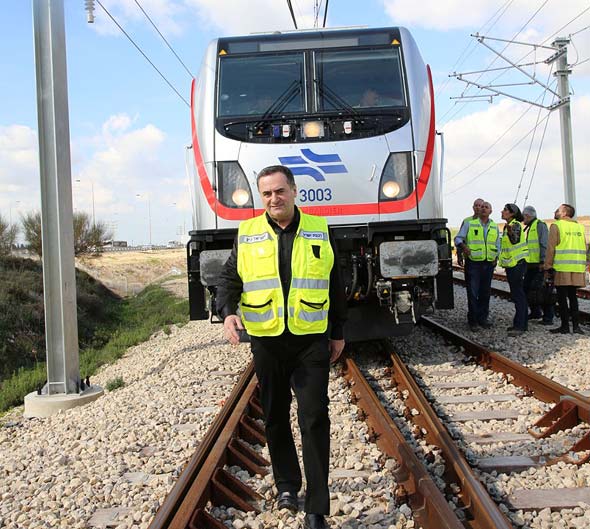 ישראל כץ בנסיעת קו הרכבת המהיר בין תל אביב לירושלים , צילום: דוברות משרד התחבורה