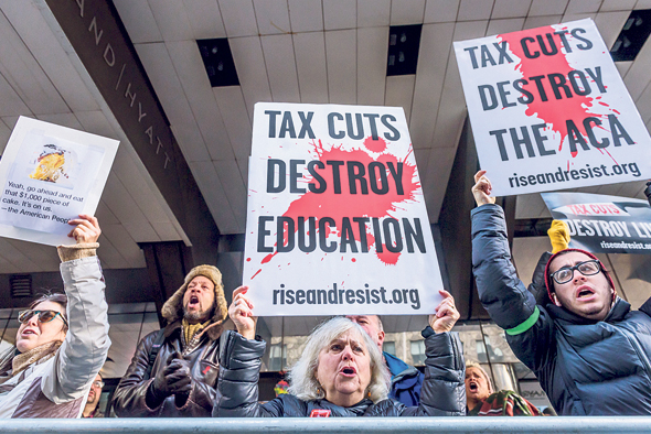 הפגנה נגד רפורמת המס של טראמפ, בדצמבר בניו יורק. "השלכות שליליות ארוכות טווח על האי־שוויון"