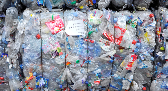 פסולת פלסטיק במתקן מיחזור בצרפת, צילום: בלומברג