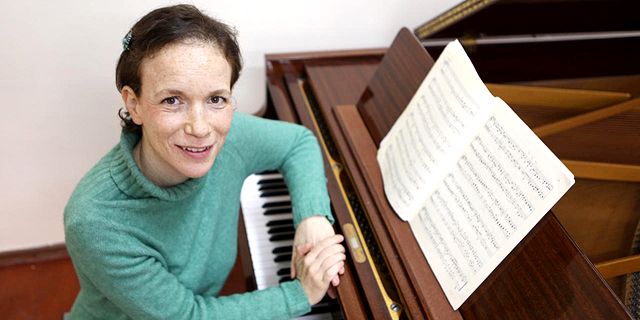 הפסנתרנית שחוקרת איך השפיעה הגירה על מלחינים שעלו מגרמניה