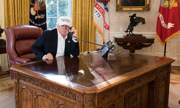 שולחן העבודה של נשיא ארה"ב דונלד טראמפ בחדר הסגלגל בבית הלבן