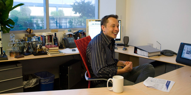 שולחן העבודה של אילון מאסק, מייסד טסלה ו-SpaceX