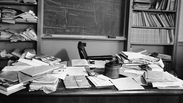 שולחן העבודה של אלברט איינשטיין באוניברסיטת פרינסטון ביום מותו ב-1955