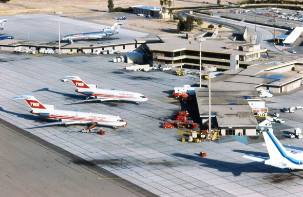 נמל התעופה של יוסטון בשנות השמונים, צילום: Pinterest