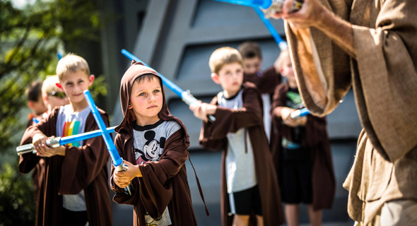 ילדים פושטים על מקדש הג’דיי במסלול אימוני ג’דיי של אולפני דיסני. התרגול מחזק את האמונה בעצמי, צילום: David Roark/Disney