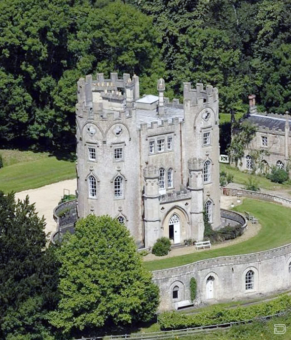 אחוזת מידפורד באת' שרכש באנגליה, אחת משתי הטירות שרכש באירופה