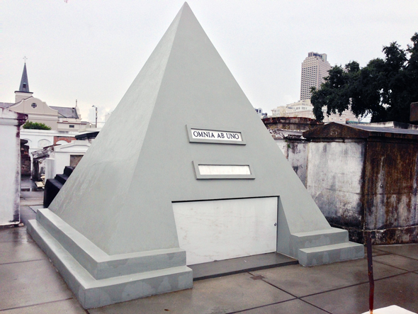 פירמידת קבורה בגובה של כמעט 3 מטרים