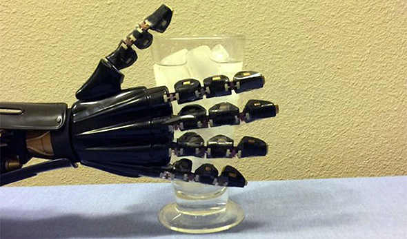 היד הרובוטית במהלך ניסוי   , צילום: אוניברסיטת יוסטון