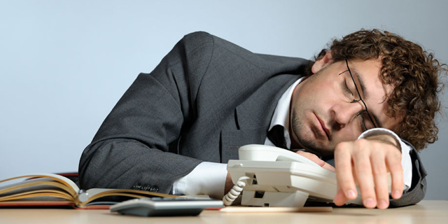 הישראלים ישנים פחות מהממוצע בעולם - וזה פוגע להם בקריירה