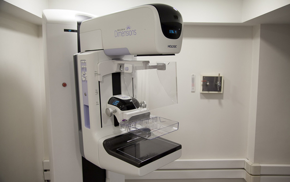 מכונת רנטגן לבדיקת ממגורפיה צילום