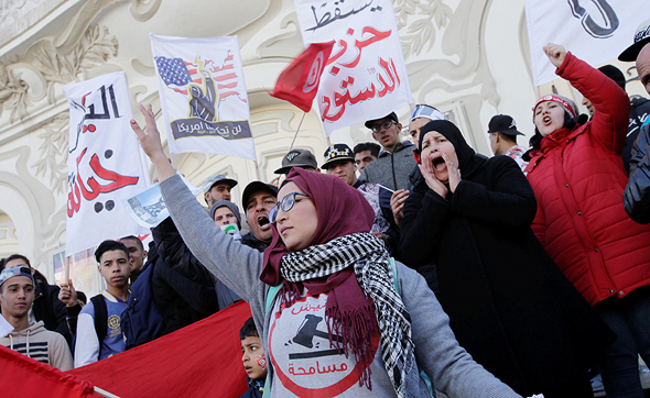 הפגנות בתוניס בתחילת החודש נגד חוק התקציב ועליית מחיר המזון, צילום: רויטרס
