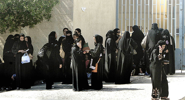 נשים ליד משרד ההגירה בסעודיה, צילום: איי אף פי
