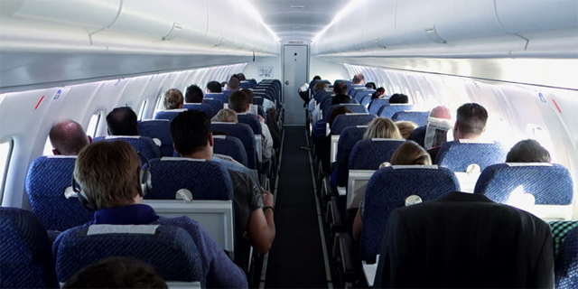 השיטה של חברות התעופה: מפצלות נוסעים בכוונה כדי שישלמו אם הם רוצים לשבת ביחד‎