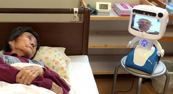 רובוט-מטפל יפני, צילום: יוטיוב