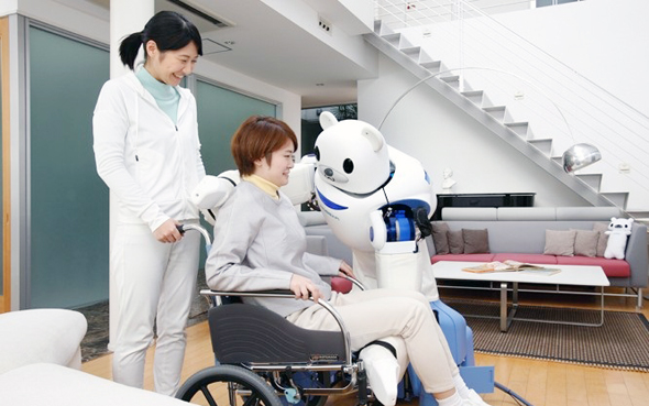 רובוט מושיב מטופלת בכיסא גלגלים