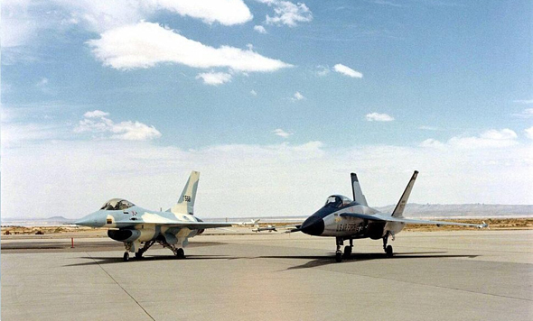 מטוס YF16 (משמאל) ולצידו המטוס שהפסיד לו, YF17