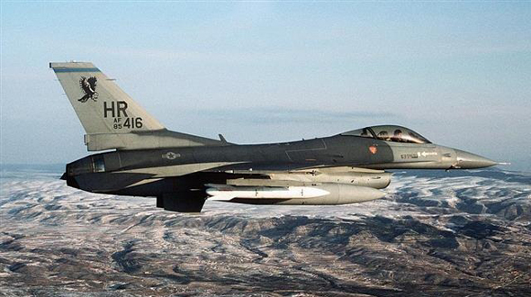 F16 אמריקאי נושא דגם של פצצת אטום (החימוש הלבן), צילום: PressT