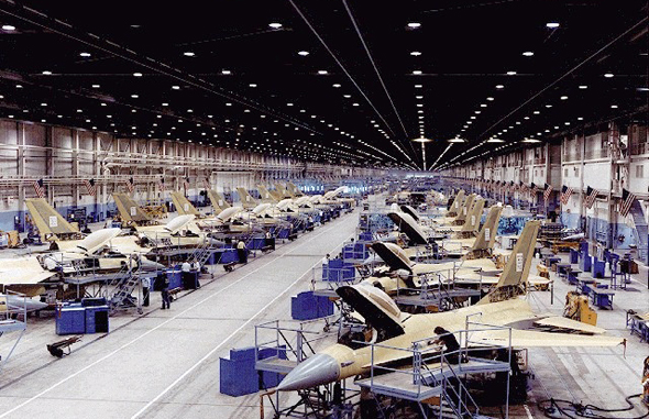 פס ייצור של מטוסי F16 סטנדרטיים, צילום: KPAV