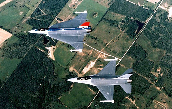 מטוס F16 סטנדרטי ומעליו - F16XL, צילום: pinterest