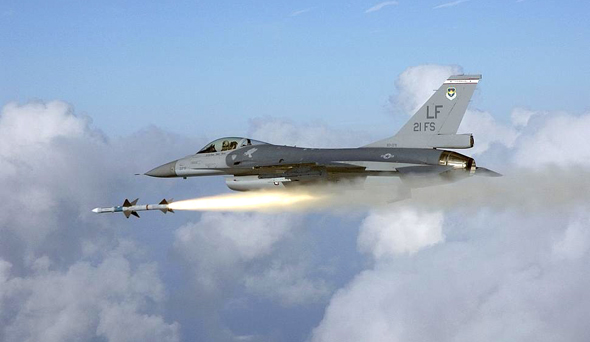 F16 אמריקאי משגר טיל AIM7 בניסוי חימוש, צילום: F-16.net