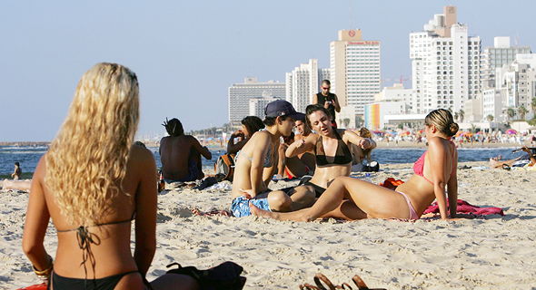 Tourists at the beach in Tel Aviv (illustration). Photo: Getty Images