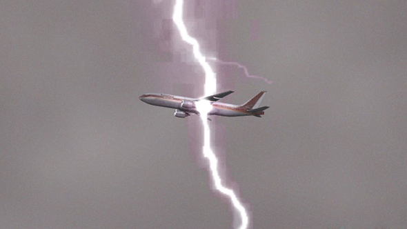 ברק פוגע במטוס, צילום: youtube