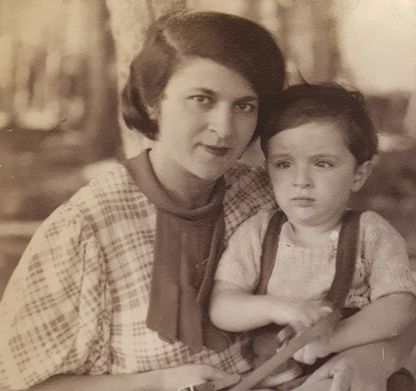 1934 - מאיר חת בן השנתיים עם אמו מיכל, בחיפה