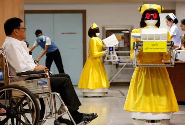 רובוט־אחות בבית חולים בבנגקוק. מה רשאי לעשות רובוט אם מטופל מסרב לקחת את התרופות שהרופאים רשמו לו? 