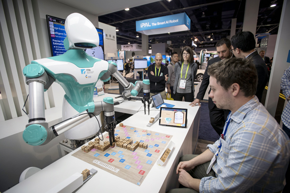 רובוט משחק שבץ נא בוועידת CES, לאס וגאס. "בני אדם בנויים להתייחס לרובוט כיצור חי", אומרת דרלינג