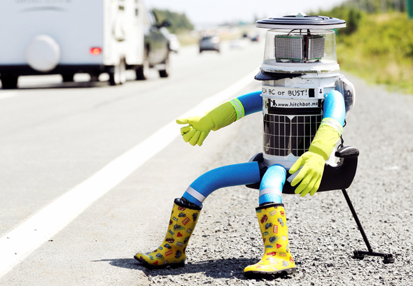 היצ'בוט, הרובוט שתופס טרמפים, בפעולה בקנדה. הטוויטר שלו הוצף בתגובות נרגשות על האלימות שספג 
