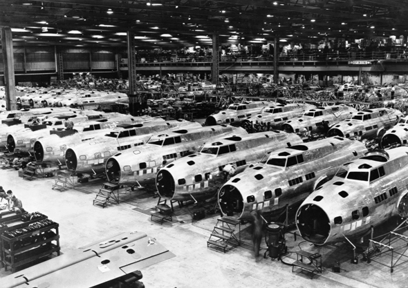 פס ייצור של מטוסי B17. בסה"כ נבנו 12,731 מהם, צילום: pinimg