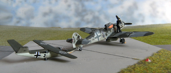 מטוס התאבדות מעיצוב של זפלין מחובר למטוס קרב (דגם), צילום: archiveis