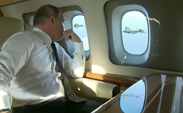 פוטין צופה בטייס הליווי שלו בטיסה מעל סוריה
