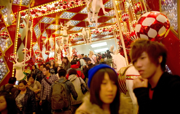 סינים קונים לקראת חג המולד. סין השתמשה בצרכנים כדי לבנות קשרים