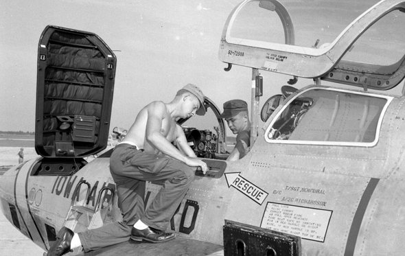 טכנאים עובדים על מטוס F84