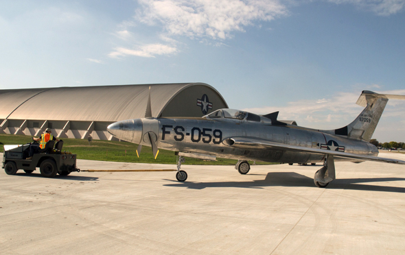 מטוס XF84H נגרר למוסך, צילום: USAF Museum