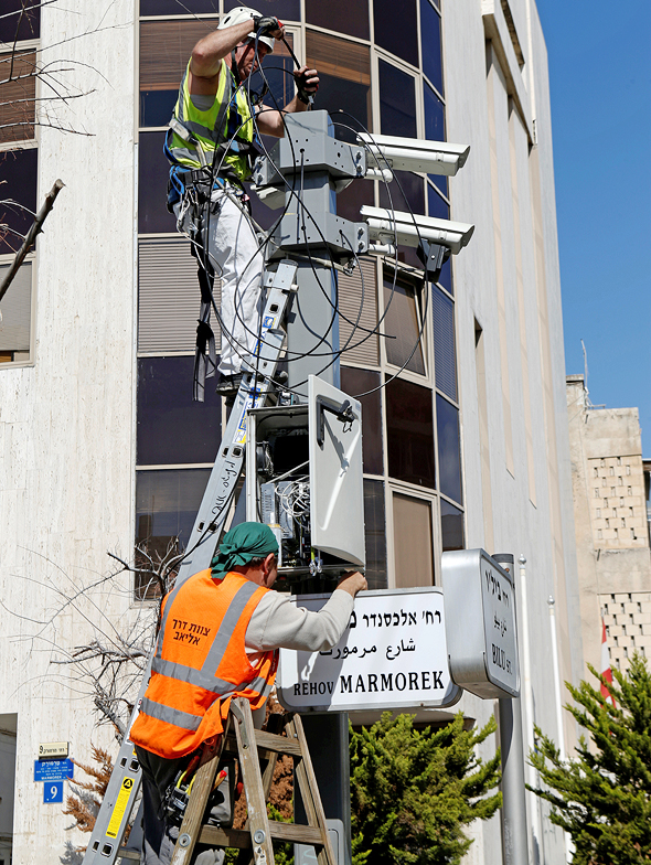 התקנת מצלמות אכיפה בתל אביב, בשבוע שעבר. אין אזהרה על עבירה ראשונה, צילום: עמית שעל
