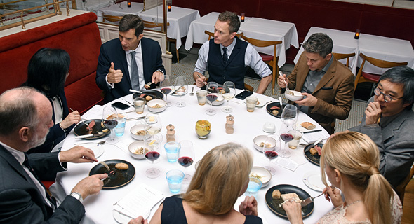 הארוחה הערוכה שיזמה סלקטיס. ניל פטריק האריס (במרכז): "מציאות שלא הכרתי"
