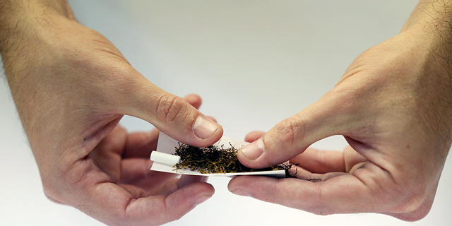 סיגריות מגולגלות. מנדלבליט נתן "אור ירוק" לעתירה של המיזם למיגור העישון והאגודה למלחמה בסרטן, צילום: תומריקו