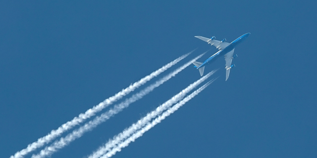 מטוס נוסעים בשיוט, אחריו שובל לבן שנוצר מהתקררות גזי המנוע, צילום: שאטרסטוק