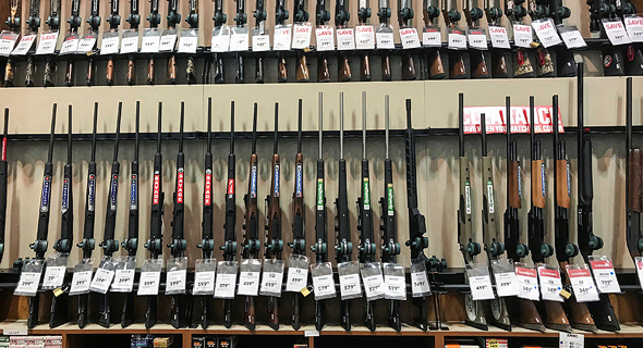 כלי נשק מוצעים למכירה בארה"ב