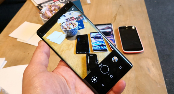 לטלפון זוג מצלמות 12 מגה-פיקסל בגבו, שמספקות תמונות באיכות מעולה, צילום: רפאל קאהאן