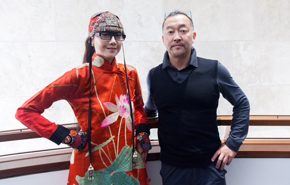 וואנג והמנהלת האמנותית יאנג לי־פינג. "בסין היא מפורסמת ברמה של מדונה"